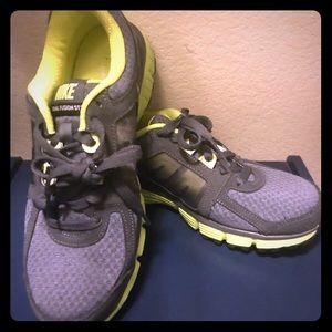 Nike woman’s tennis shoes